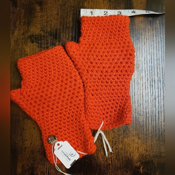 NWT* Handmade Fingerless gloves 💜 MarpleMade Designs, fitted, soft acrylic, red - Picture 3 of 5